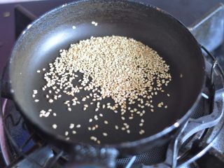 15、日式鸡肉饭,将白芝麻小火炒香,洒在鸡肉饭上面。吃时可以拌匀。