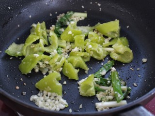 11、土豆烧茄子,再放入尖椒翻炒均匀