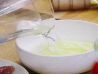 2、梅香咸鱼蒸鲈鱼&腊味双拼饭 ,梅香咸鱼蒸鲈鱼:将葱、姜、青红椒切丝放入水中浸泡备用