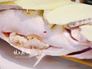 6、梅香咸鱼蒸鲈鱼&腊味双拼饭 ,再铺姜片,后将鲈鱼隔水蒸