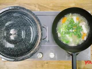 7、梅香咸鱼蒸鲈鱼&腊味双拼饭 ,取锅加入适量水,放入香菜、葱段、胡萝卜块、小干葱、芹菜及野山椒煮沸