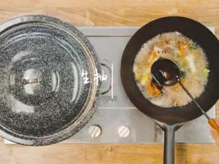 8、梅香咸鱼蒸鲈鱼&腊味双拼饭 ,再加入适量盐、胡椒粉、豆豉、蚝油、美极酱油、生抽搅拌均匀,熬煮一会儿