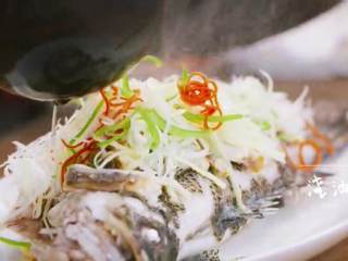 12、梅香咸鱼蒸鲈鱼&腊味双拼饭 ,烧热后的油浇在鱼上面