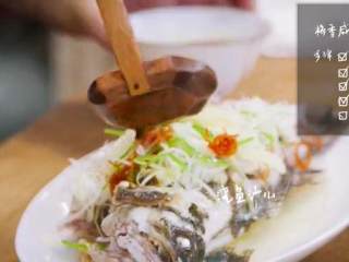 13、梅香咸鱼蒸鲈鱼&腊味双拼饭 ,浇上步骤7、8混合 的汁儿即可