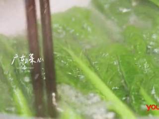 15、梅香咸鱼蒸鲈鱼&腊味双拼饭 ,取煮锅烧水,加入适量盐,将广东菜心焯熟