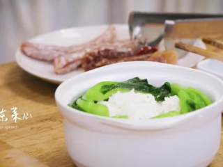 16、梅香咸鱼蒸鲈鱼&腊味双拼饭 ,将米饭盛出,摆上菜心