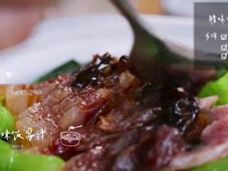 18、梅香咸鱼蒸鲈鱼&腊味双拼饭 ,分别摆在米饭上,再浇上酱汁即可