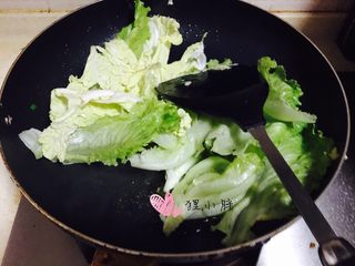 2、麻辣鱼片儿,锅内入花椒油，下入生菜爆炒