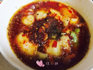 11、麻辣鱼片儿,另起锅，烧开热油，浇在上面，可以看到油沸腾起来