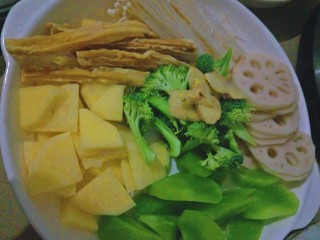 1、麻辣香锅,莴笋滚刀切好，藕，土豆切片，椰菜花对半切，腐竹泡软切好，金针菇洗干净