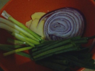 3、麻辣香锅,洋葱，姜切片，葱切段