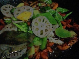 14、麻辣香锅,然后放入全部过好油的蔬菜