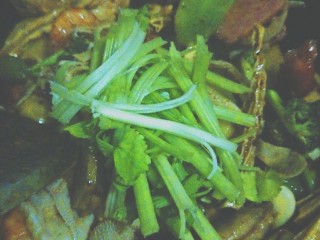 17、麻辣香锅,准备出锅前放入芹菜段翻炒均匀