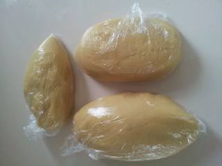 1、广式月饼,把涀水加入转化糖浆搅拌匀，再加入植物油混合均匀，静置1小时！