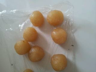 2、广式月饼,准备馅料，50克月饼用35克馅料15克皮。如果是豆沙蛋黄馅就把蛋黄和豆沙加起来是35克就可以了，把35克的馅料搓圆。