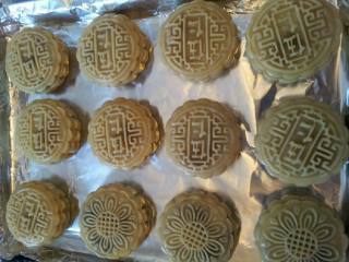 3、广式月饼,手沾点面粉把15克面皮擀圆包进馅料收好口。模具里撒点面粉把包好的月饼放到模具里轻轻一压就出来了！