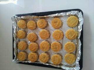 4、广式月饼,喷少于水，烤到10分钟的时候拿出来凉一会刷上蛋液再进烤箱10分钟，看颜色满意了就好了。