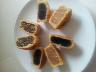 5、广式月饼,有五仁的，豆沙的，黑芝麻的，莲蓉的！