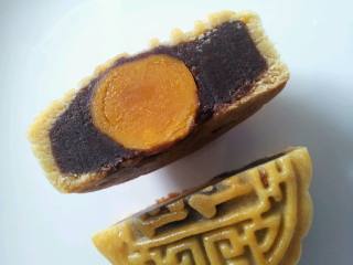 6、广式月饼,这是豆沙蛋黄的！