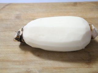 2、酸辣藕片,藕削皮。