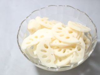 5、酸辣藕片,全部切好后，冲洗掉表面的藕淀粉放好备用。