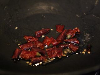 9、酸辣藕片,炒至垃圾微微出香味。