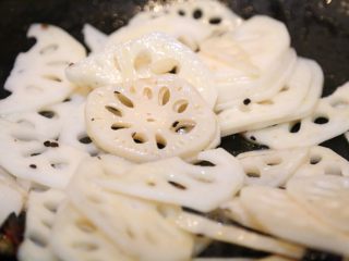 11、酸辣藕片,翻炒一会。