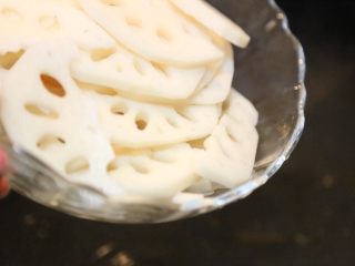 10、酸辣藕片,倒入藕片。