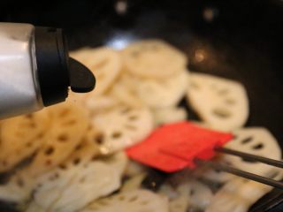 14、酸辣藕片,加入适量盐调味。