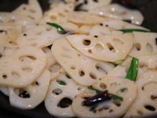 16、酸辣藕片,翻炒均匀，就可以出锅啦。