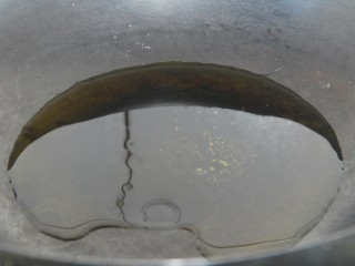 8、鸡蛋火腿辣椒酱炒饭,锅内热油