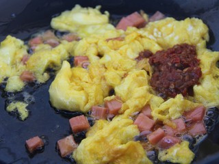 11、鸡蛋火腿辣椒酱炒饭,加入辣椒酱