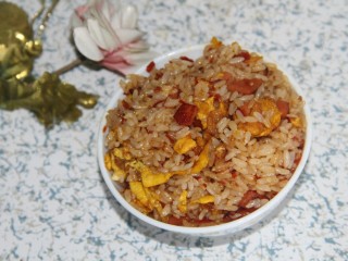 15、鸡蛋火腿辣椒酱炒饭,盛入碗中
