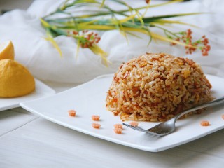 16、鸡蛋火腿辣椒酱炒饭,摆个造型，哈哈