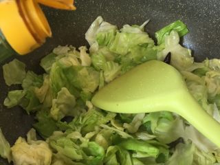 8、手撕包菜,翻炒均匀后加几滴醋