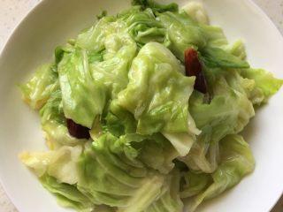 11、手撕包菜,装盘