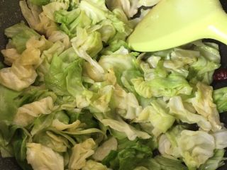 9、手撕包菜,放少许虾粉调味