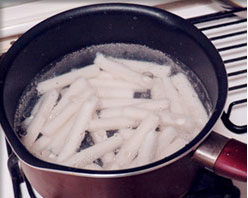 2、韩式辣炒年糕,将年糕用水汆烫一下，水里加些油与盐可防止年糕互相粘连；年糕半熟就行了，别煮太过以免最后烂掉