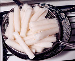 3、韩式辣炒年糕,年糕穿好水后滤干备用