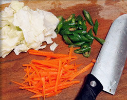 4、韩式辣炒年糕,蔬菜切好备用