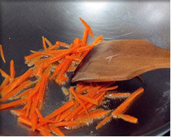 5、韩式辣炒年糕,锅中热油，先下胡萝卜干煸，直至油略为变黄