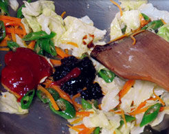 7、韩式辣炒年糕,加入盐与糖调味，加入辣酱和蕃茄沙司，再加些水