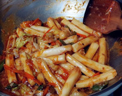 8、韩式辣炒年糕,最后将年糕放入酱汁中，加入少许生抽调色，中火烧几分钟，最后大火收汁即可