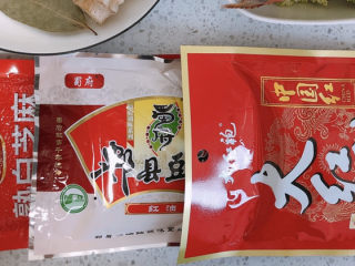 3、四川冒菜,准备好白芝麻，豆瓣酱，和火锅底料。