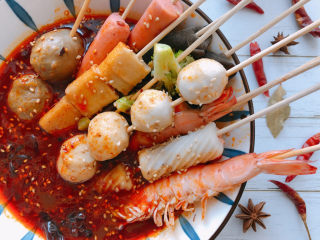 9、四川冒菜,把已经烫熟的食材放入汤汁，撒上芝麻。