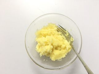 3、秋葵薯泥球,把土豆蒸熟，用叉子压成泥，备用。