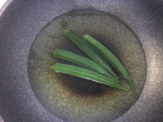 4、秋葵薯泥球,烧开水后，加入少许盐，把秋葵灼熟，捞起。
