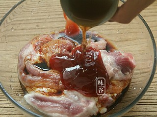 4、电饭煲版叉烧肉,倒入料酒。