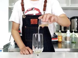 2、无酒精鸡尾酒，让你轻松尬过战斗民族！,取冷饮杯，倒入竹蔗冰糖糖浆