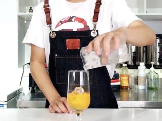 4、无酒精鸡尾酒，让你轻松尬过战斗民族！,倒入适量冰块